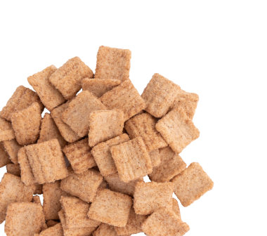 Tarçınlı tost, beyaz üzerine izole edilmiş.