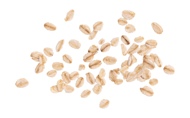 Beyaz arkaplanda izole edilmiş kuru yulaf ezmesi yığını