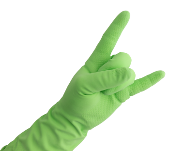 Beyaz arka planda izole edilmiş şeytan boynuzu işareti gösteren yeşil lastik eldiven, temizlik konsepti.