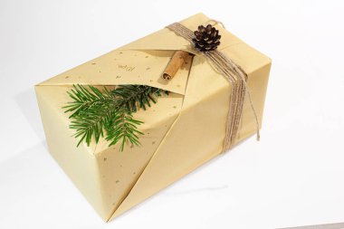 Noel, yeni yıl hediyeleri. Hediyeler. Güzel kutular, kurdeleler ve dekorasyonlar. Beyaz arka planda ağaç konileri. Kırmızı. El işi kağıdı. Tatil günü. Orijinal. Tarçın. Şeker. Paket Tasarımı