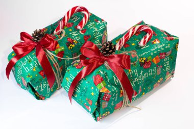 Noel, yeni yıl hediyeleri. Hediyeler. Güzel kutular, kurdeleler ve dekorasyonlar. Beyaz arka planda ağaç konileri. Kırmızı. El işi kağıdı. Tatil günü. Orijinal. Tarçın. Şeker. Paket Tasarımı