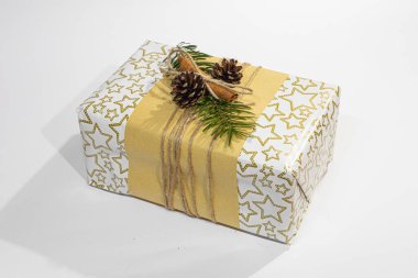 Noel, yeni yıl hediyeleri. Hediyeler. Güzel kutular, kurdeleler ve dekorasyonlar. Beyaz arka planda ağaç konileri. Kırmızı. El işi kağıdı. Tatil günü. Orijinal. Tarçın. Şeker. Paket Tasarımı
