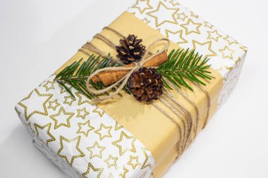 Noel, yeni yıl hediyeleri. Hediyeler. Güzel kutular, kurdeleler ve dekorasyonlar. Beyaz arka planda ağaç konileri. Kırmızı. El işi kağıdı. Tatil günü. Orijinal. Tarçın. Şeker. Paket Tasarımı