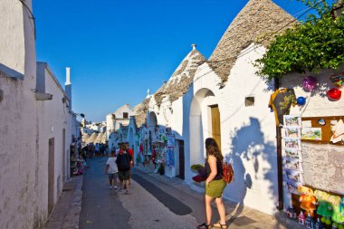 Alberobello Puglia İtalya 'da turist ve yavaş yaşam