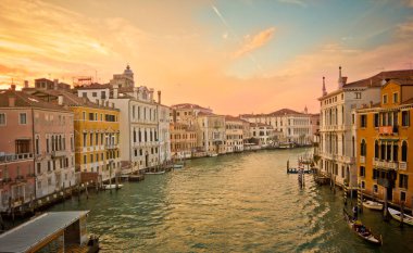 Venedik 'te bir köprüden kanal manzarası