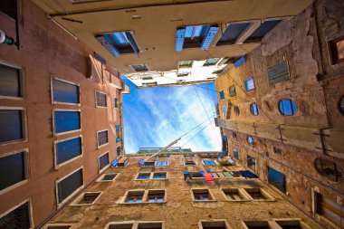 İtalya 'da Venedik' te küçük bir ortaçağ meydanı