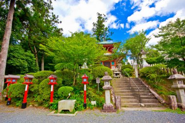 Japonya 'daki bir merdivenin tepesine Budist bir karalama.