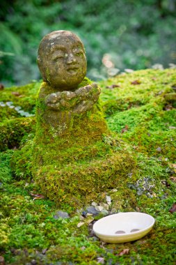 Kyoto tapınağında kayadan yapılmış küçük Buda heykeli.