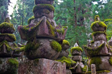 Japonya 'daki eski okunoin mezarlığındaki Tombstone Obon Festivali sırasında