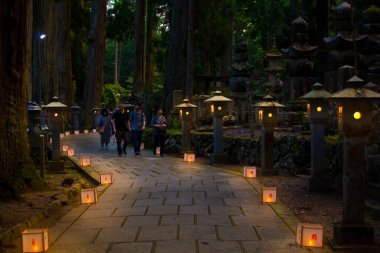 Japonya 'daki gözlem festivali sırasında Okunoin Mezarlığı