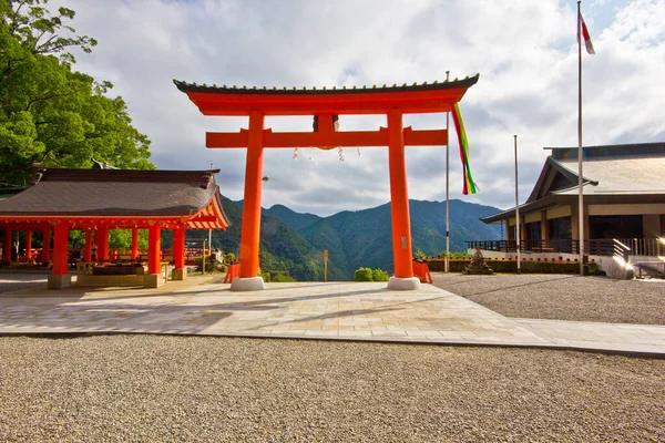 日本的红色寺庙 有环形山门 免版税图库图片