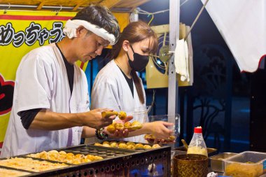 Bir matsuri sırasında Hiroşima 'da Japon sokak yemekleri.
