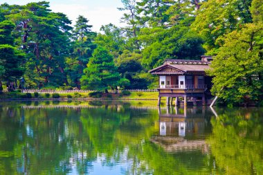 Japonya, Kanazawa 'daki tarihi bahçe.