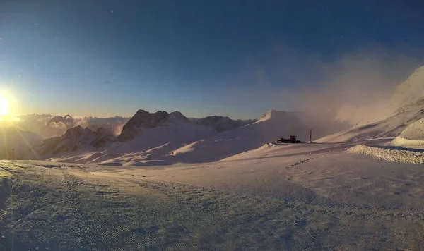Dağlarla kaplı dağların güneş doğuşu manzarası. zugspitze Almanya