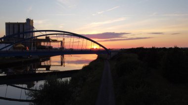 Nehrin üzerinde gün batımı. köprü