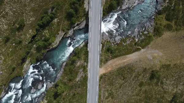 Norveç 'teki nehir ve yol manzarası