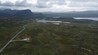 Norveç 'teki dağlarda insansız hava aracından güzel bir görüntü.