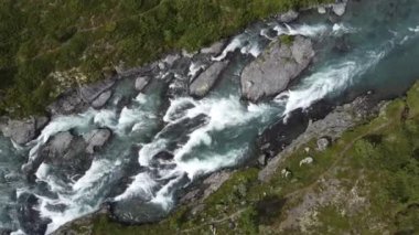 Norveç dağlarındaki nehrin havadan görünüşü