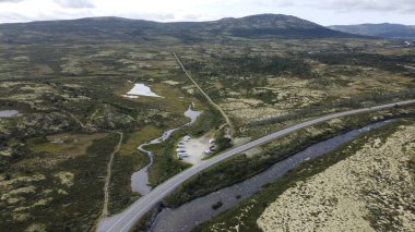 Dağlardaki arabalardan hava manzarası, doğa arka planı, yol, araba, dağ yolu, seyahat. Kamp yapmak. Kampçı. Norveç