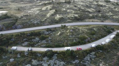 Dağlardaki arabalardan hava manzarası, doğa arka planı, yol, araba, dağ yolu, seyahat. Kamp yapmak. Kampçı. Norveç