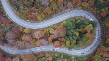 İnsansız hava aracından dağlardaki yol manzarası. Kochel am See. Bayern. Almanya