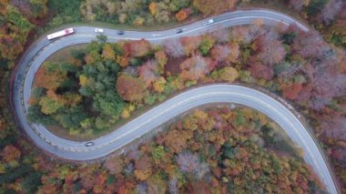 İnsansız hava aracından dağlardaki yol manzarası. Kochel am See. Bayern. Almanya