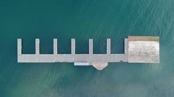 Ortasında göl olan rıhtımın havadan görünüşü.