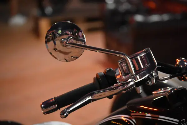 Motosikletin siyah beyaz fotoğrafını çek.