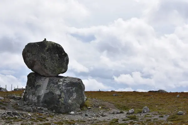 Bir dağın tepesinde bir taş