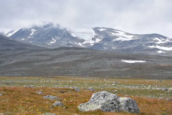 Kafkasların kuzeyindeki dağların manzarası.