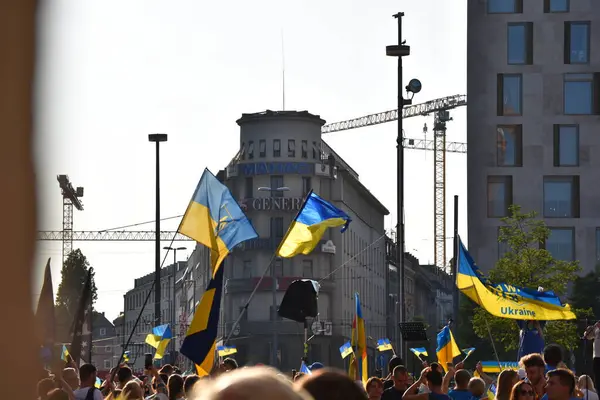 Kiev, Ukrayna, 19. Ukrayna 'da bağımsızlık gününde bayraklı insanlar