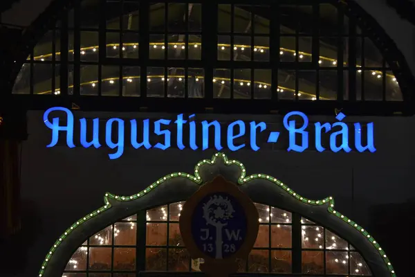 Münih, Almanya - 29 Aralık, 2018: Münih, Almanya 'da noel pazarı. Gece ışıklar ve ışıklarla aydınlanır.