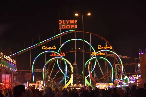 Münih, Almanya - Ağustos 2018: Münih, Almanya 'daki Ekim Festivali' nin gece manzaralı insanları.