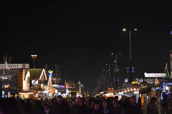 Strasbourg 'daki ünlü noel pazarında gece görüşü - Fransa