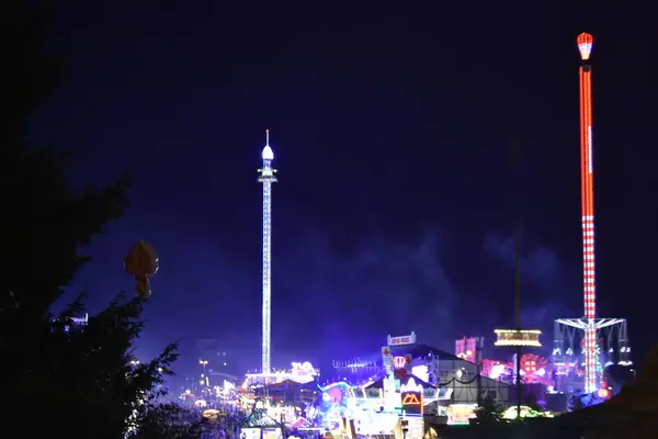 Barselona şehrinin gece manzarası