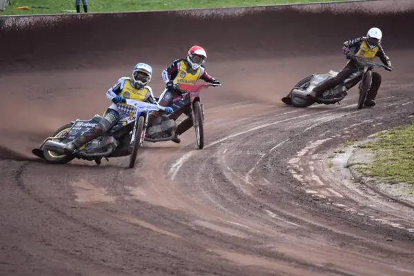 Stockholm, İsveç - No: 210, 2019: Yarış pistinde yarış pistinde iki kadın ve erkek