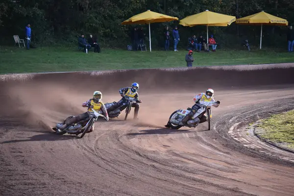 Şehirde motokros motosikleti