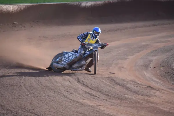 Motosiklet bir binici. Yarış motoru pistin ortasında.