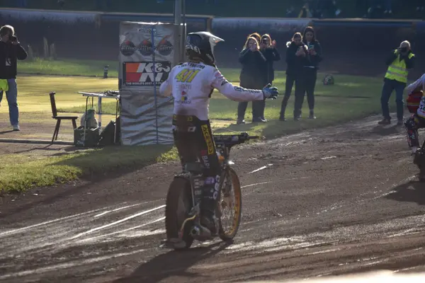 21202016- Stockholm, İsveç, Stockholm. Stockholm 'deki pistte kasklı ve kasklı adamlar var..