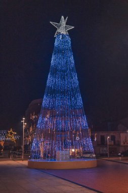 Festivalsel Aydınlanma: Noel Işıkları Ünlülerin Sokaklarını Adlandırıyor