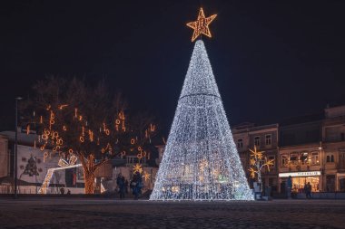 Festivalsel Aydınlanma: Noel Işıkları Ünlülerin Sokaklarını Adlandırıyor
