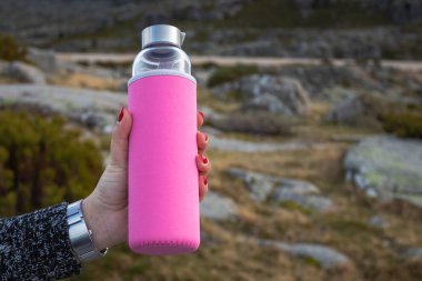 Tatlı bir dokunuşla ferahlatıcı su şişesi pembe kollu cam su şişesi