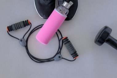 Renkli kollu şık cam su şişesi fitness hevesleri için mükemmel. 