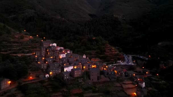 Okouzlující Noční Letecký Pohled Osvětlené Piodo Village Portugalsku — Stock video