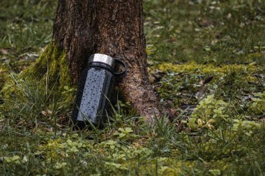 Siyah arka planı olan bir şişe su. 