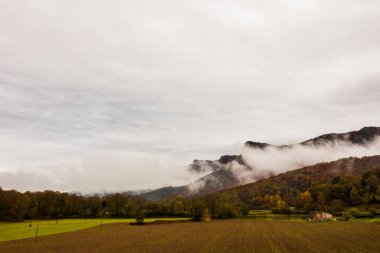 İspanya, La Garrotxa 'da sonbahar yağmurlu günü.