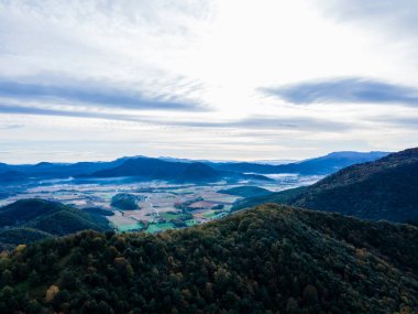 Puigsacalm Tepesi 'nde sonbahar manzarası, La Garrotxa, İspanya.