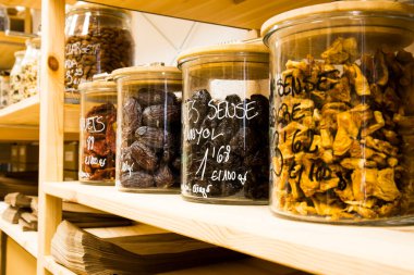 self servis organik gıdalar. Çevre dostu sıfır atık dükkanı. Küçük bir yerel işletme. Susuz mango ve incir..