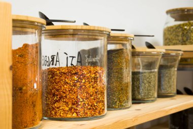 self servis organik gıdalar. Çevre dostu sıfır atık dükkanı. Küçük bir yerel işletme. Karabiber, karabiber, beyaz biber ve kırmızı biber..