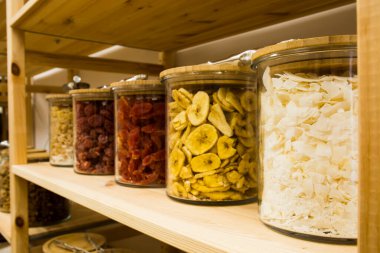 self servis organik gıdalar. Çevre dostu sıfır atık dükkanı. Küçük bir yerel işletme. Susuz muz, çilek ve hindistan cevizi..